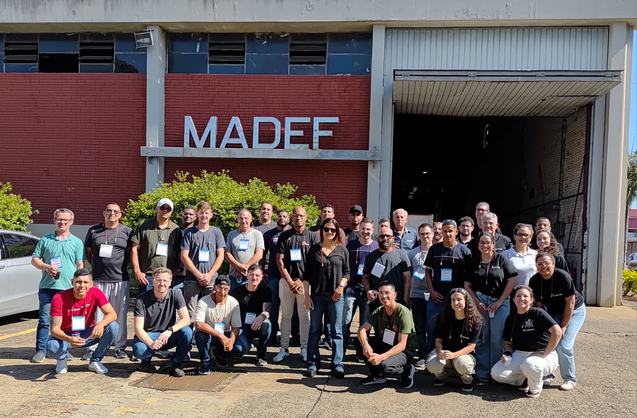 Registro com o grupo do curso de refrigeração na MADEF